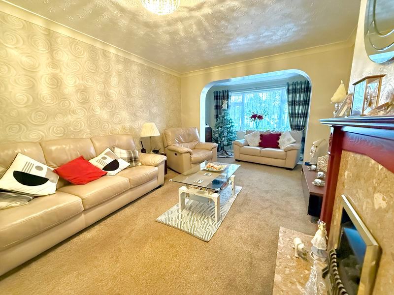 Property photo 3 of 17 Lounge