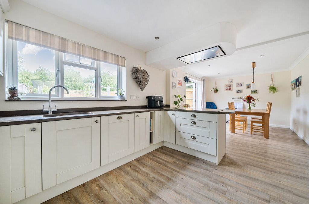 Property photo 2 of 12 1332221-27-6895Ea...