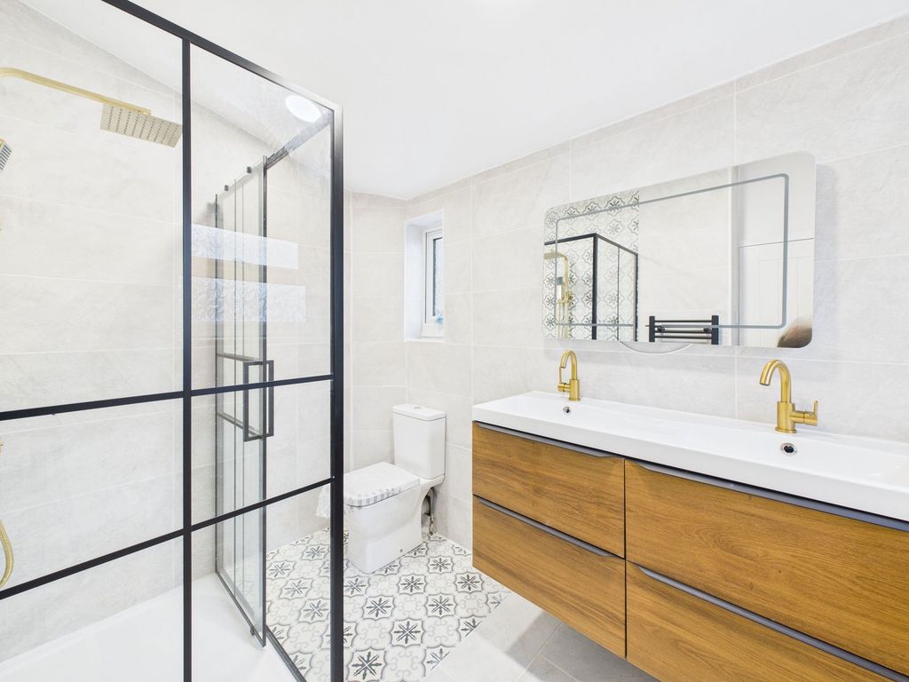 Property photo 2 of 32