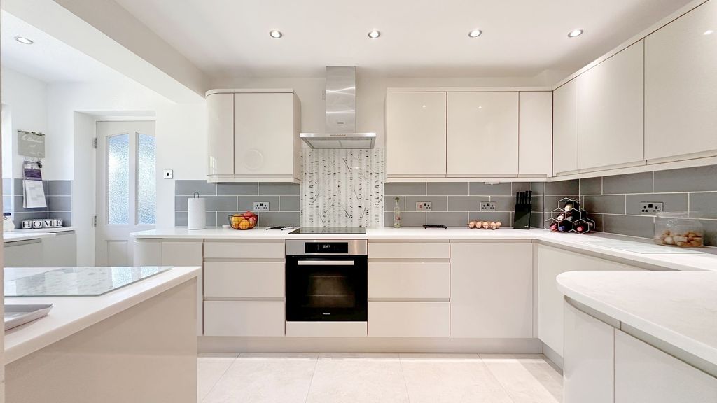 Property photo 3 of 41 Kitchen