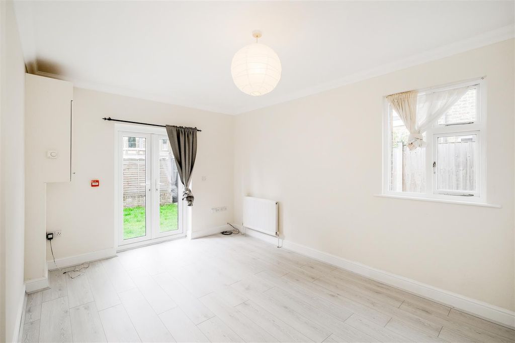 Property photo 3 of 19 2H Kings Road-3.Jpg