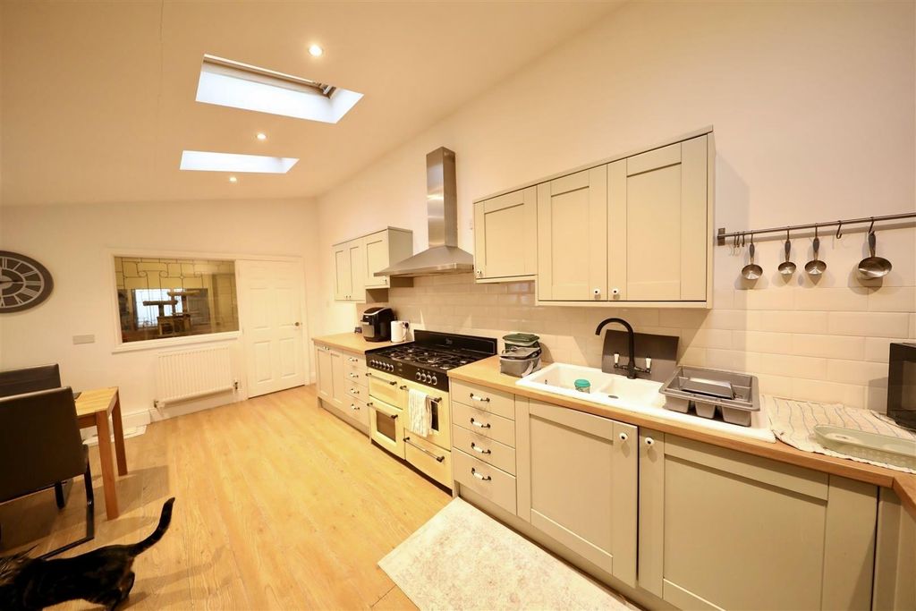 Property photo 2 of 19 Kitchen