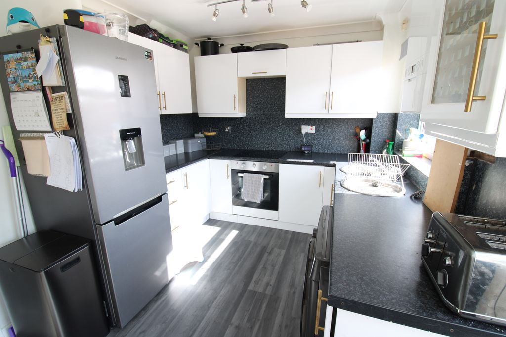 Property photo 3 of 7 Kitchen