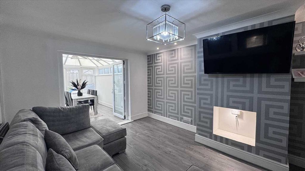 Property photo 3 of 16 Lounge