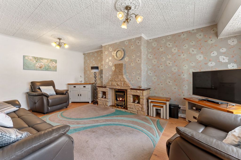 Property photo 2 of 27