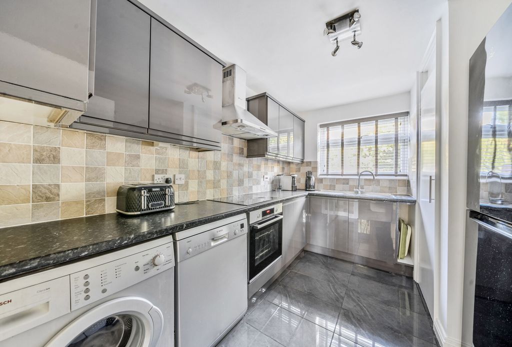 Property photo 1 of 15 1361914-12-68E3Ef...