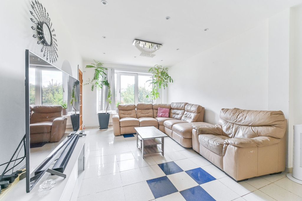 Property photo 2 of 12