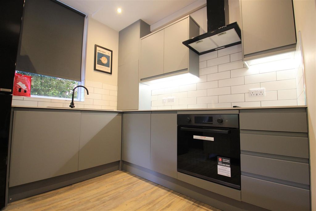 Property photo 3 of 10 Kitchen.Jpg