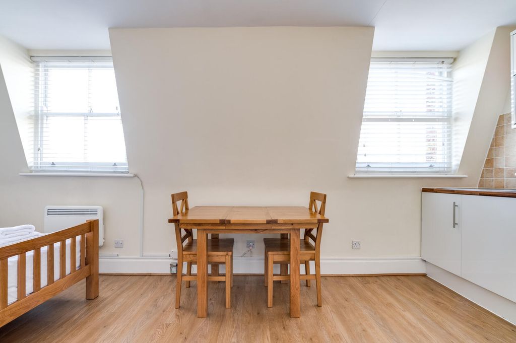 Property photo 3 of 10 85Er8 - Flat 8 Elsham Rd W14-1.Jpg
