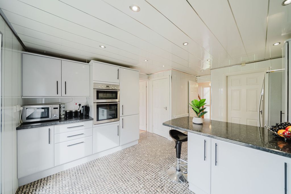 Property photo 3 of 32