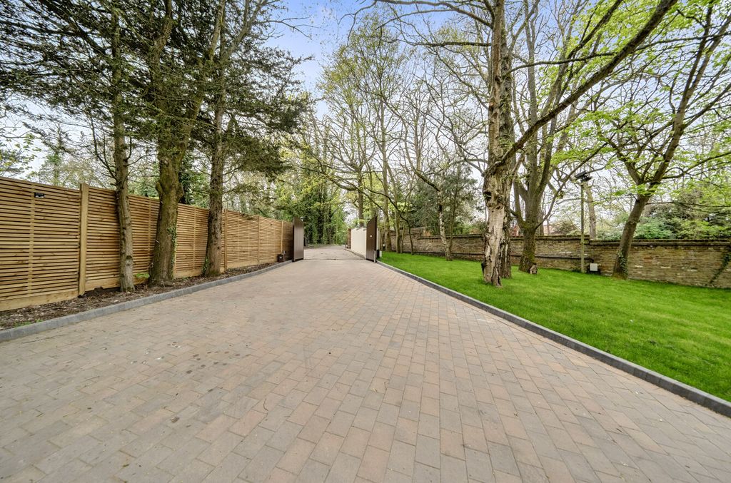 Property photo 2 of 21