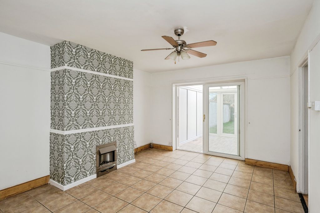 Property photo 2 of 15 Lounge