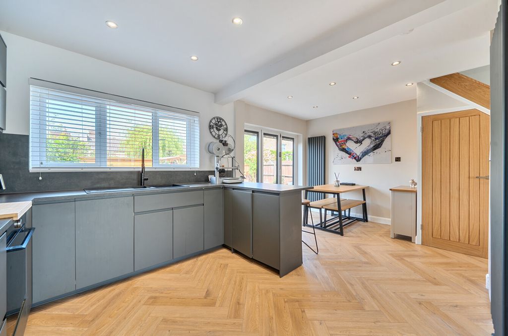 Property photo 2 of 12 1448760-14-69E8d8...