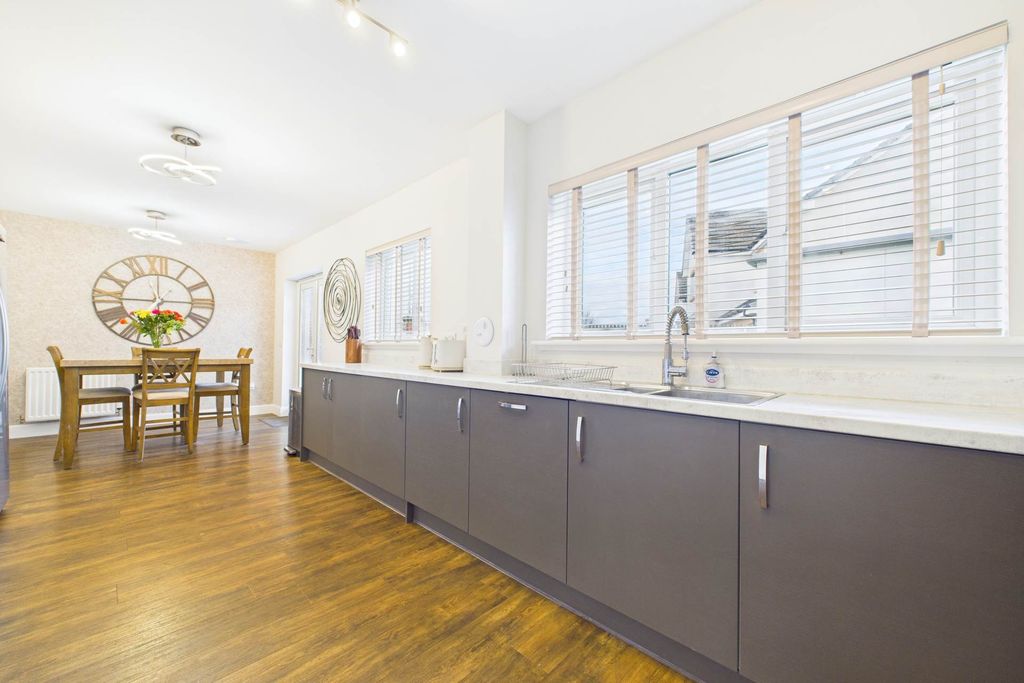 Property photo 2 of 31