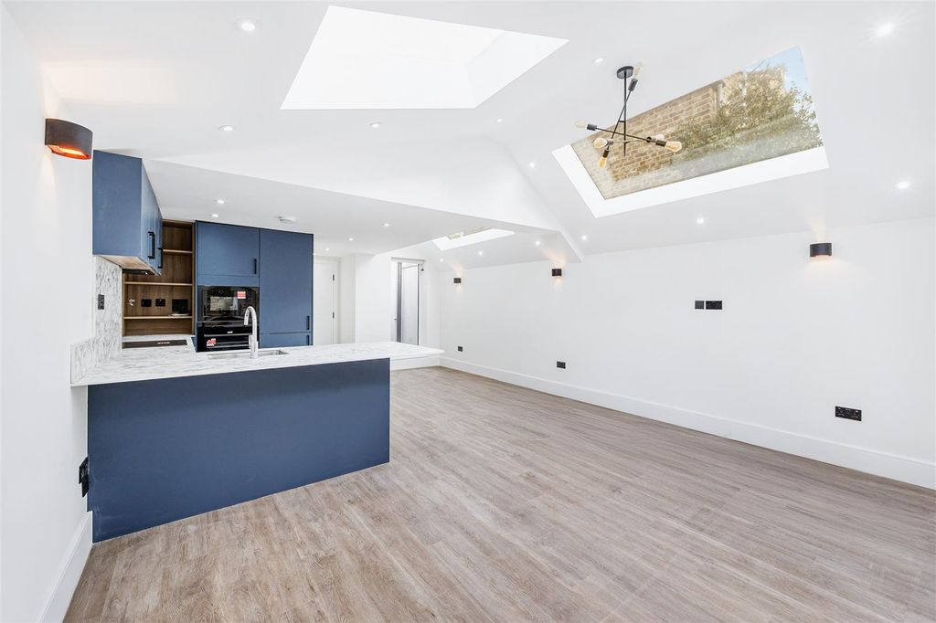 Property photo 3 of 15 Gff 12 Winchester Street-3.Jpg