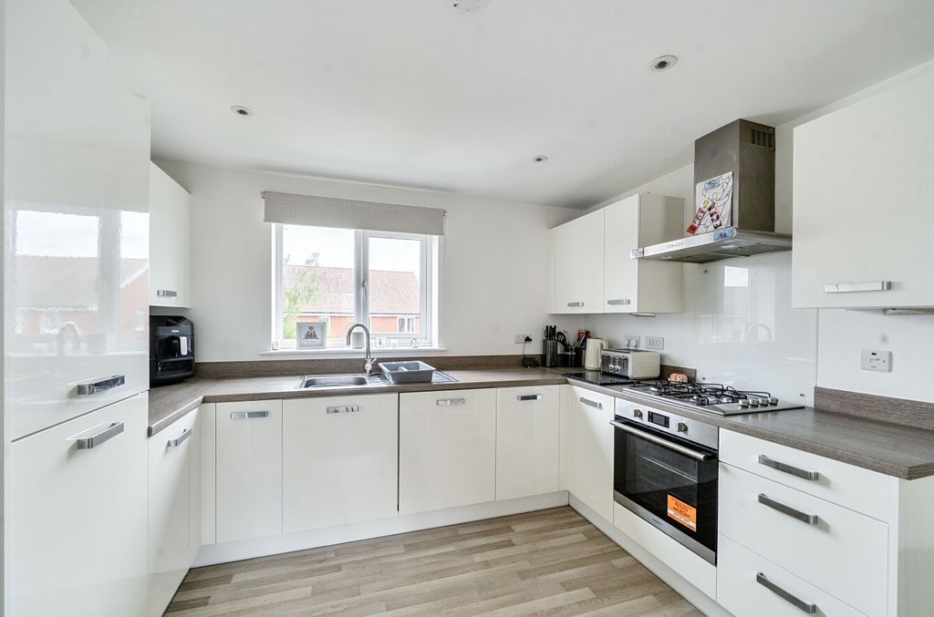 Property photo 3 of 10 Kitchen