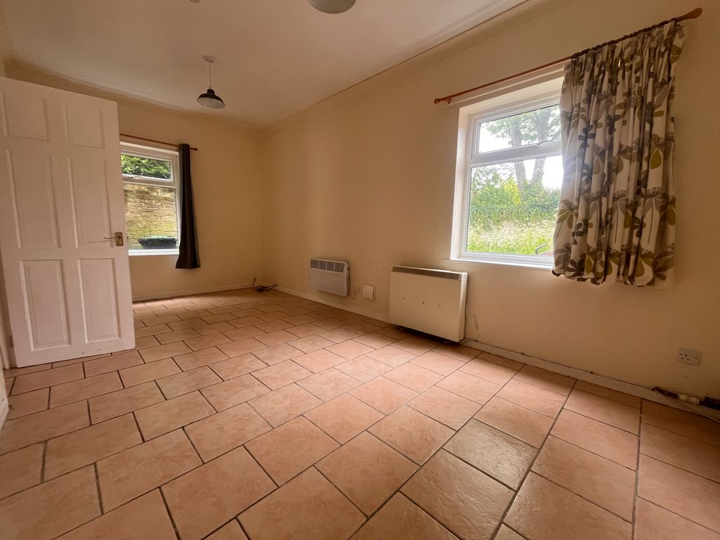 Property photo 2 of 5 Bedroom
