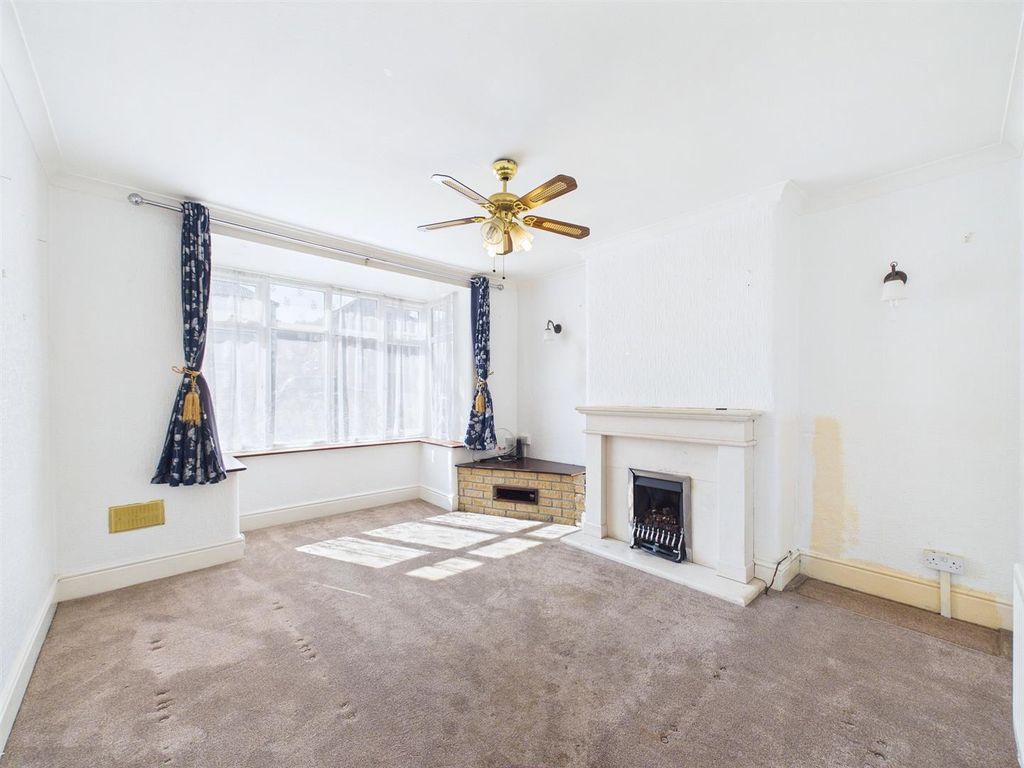 Property photo 2 of 24 2 - 5-Bedroom House In Bishopsworth.Jpg