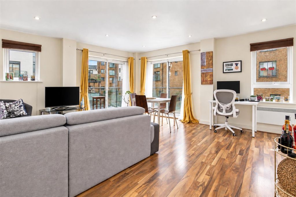 Property photo 1 of 14 Living Space
