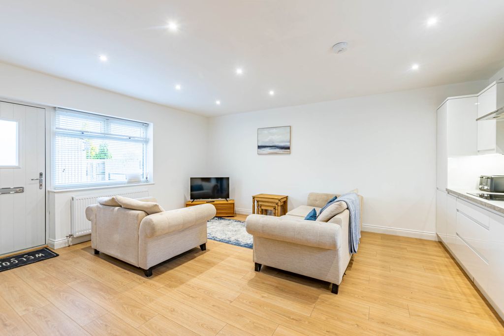 Property photo 3 of 18 Livingspace2