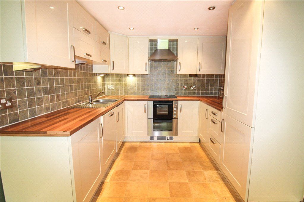 Property photo 3 of 11 Kitchen