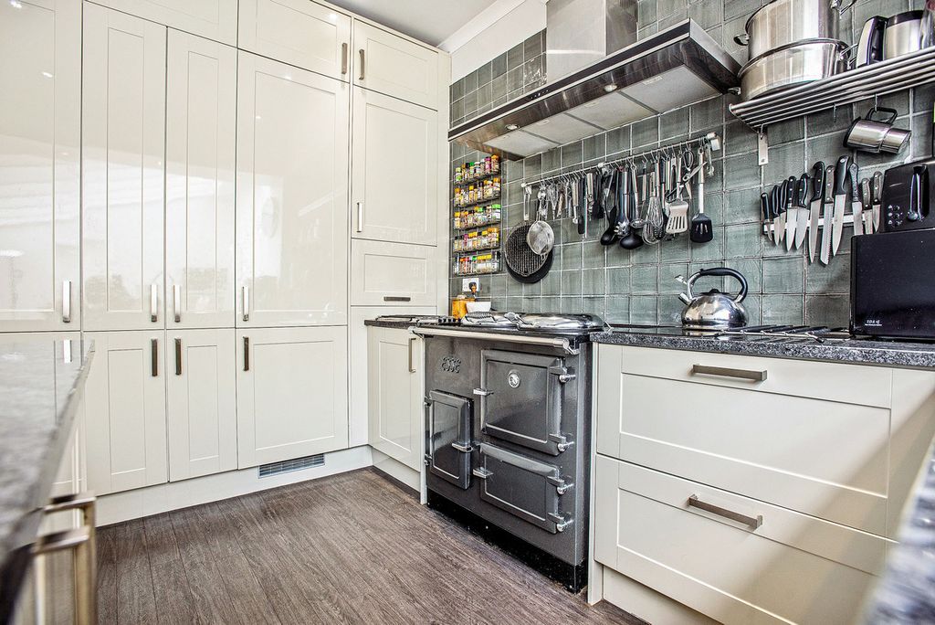 Property photo 3 of 34