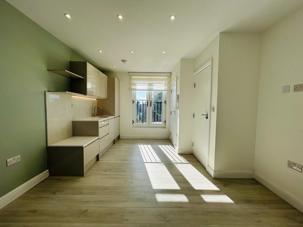 Property photo 1 of 10 Westbury Avenue, Studio Flat, Woodgreen/Turnpark Lane , N22