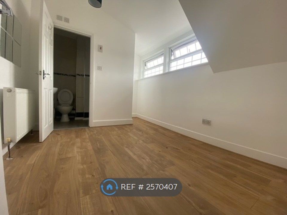 Property photo 2 of 6 Bedroom