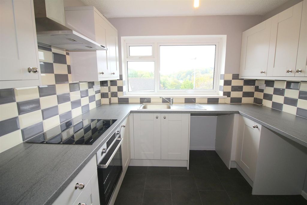 Property photo 3 of 10 Kitchen