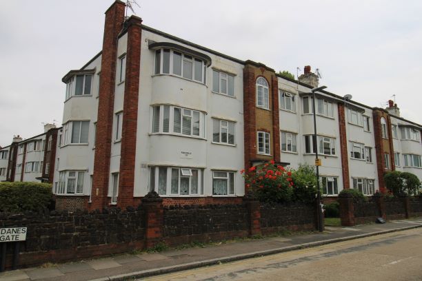 Property photo 1 of 9 Ground Floor Purpose Built 2 Bedroom Flat Situated Just Of Headstone Gardens