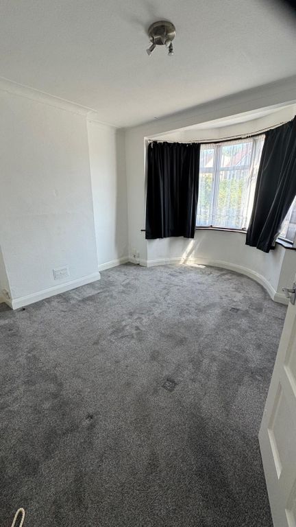 Property photo 1 of 4 Living Room