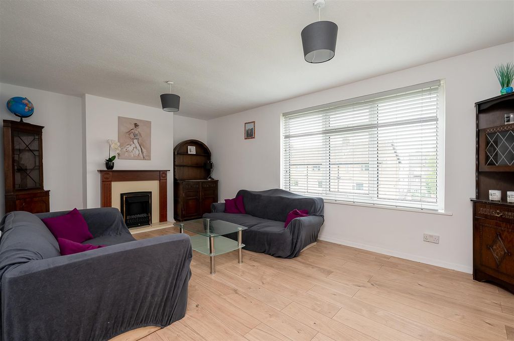 Property photo 3 of 11 Living Room