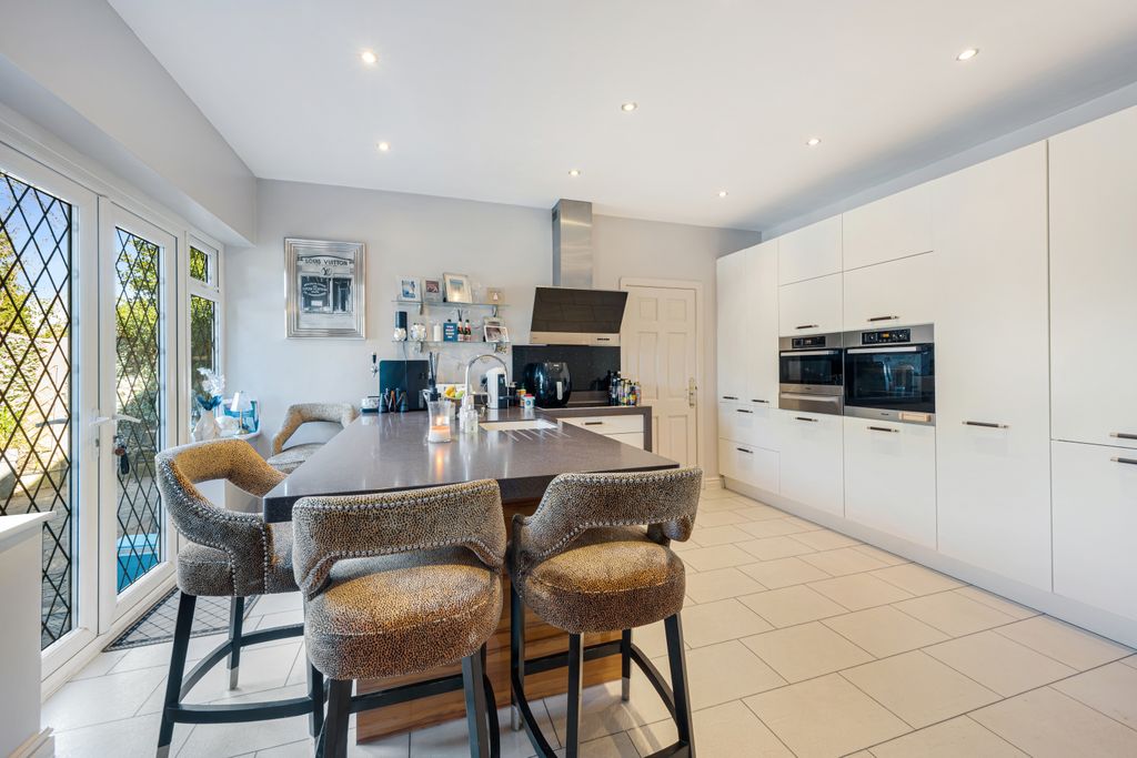 Property photo 3 of 34 Kitchen