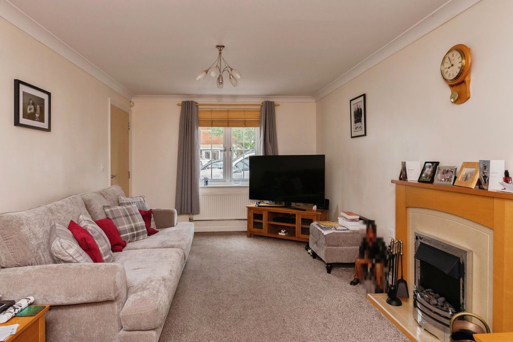 Property photo 3 of 17 Lounge