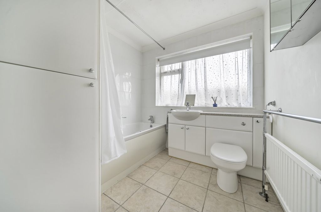 Property photo 2 of 21 Bathroom