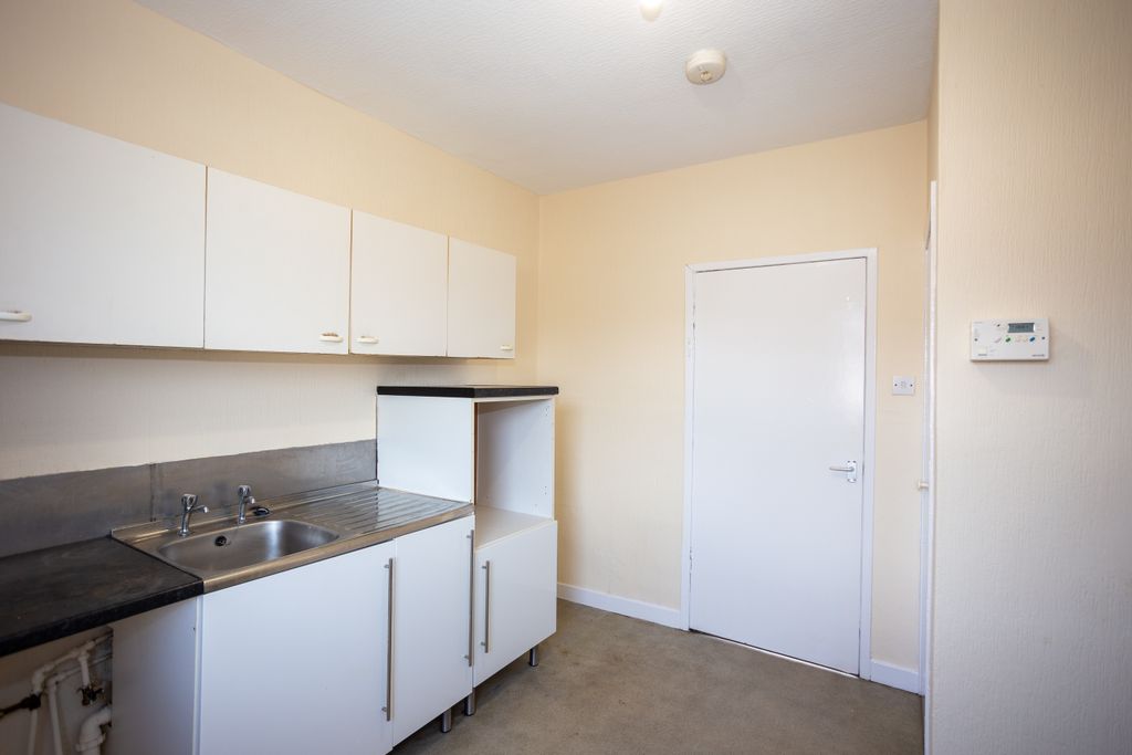 Property photo 3 of 18 Kitchen