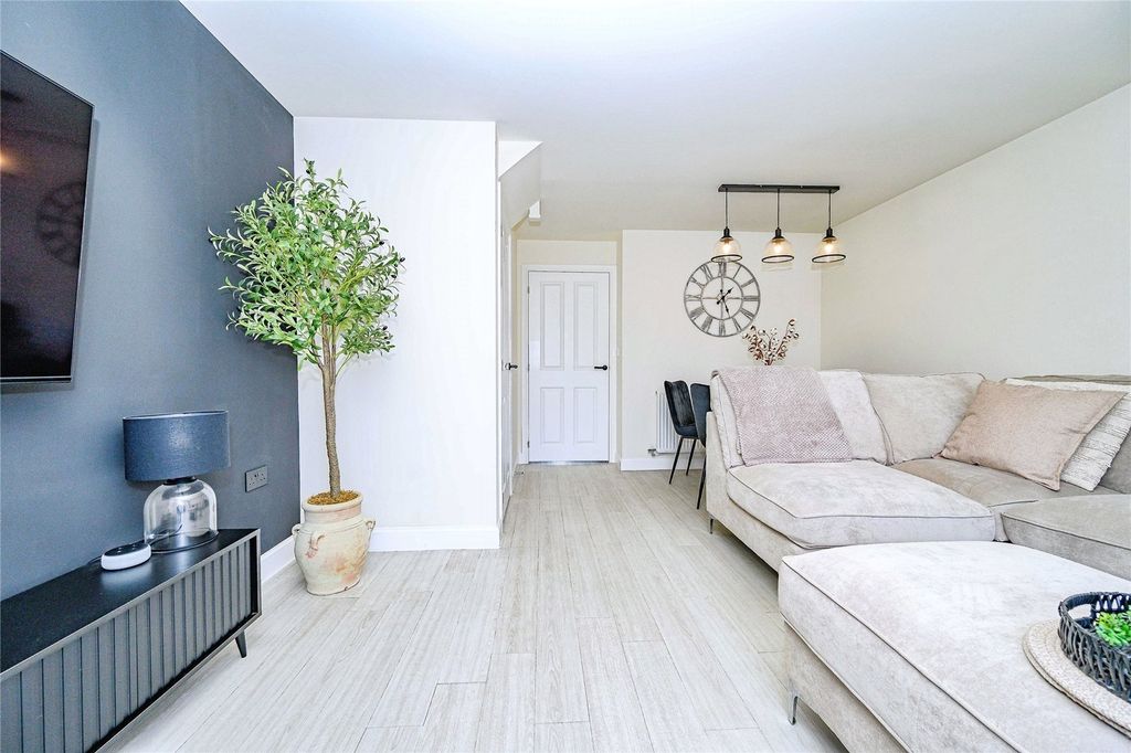 Property photo 3 of 17 Lounge