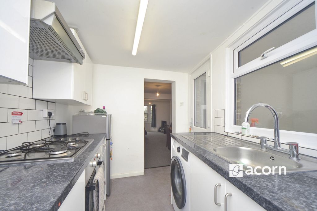 Property photo 3 of 11 Kitchen