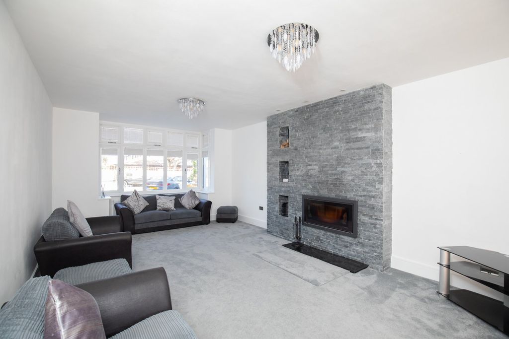 Property photo 3 of 27