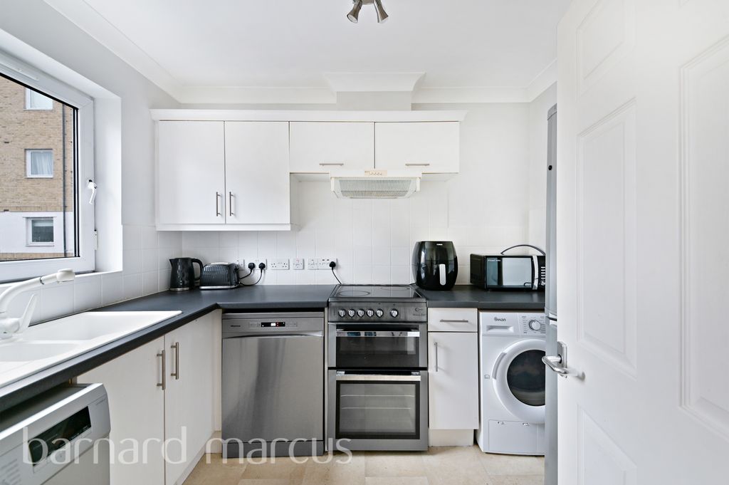 Property photo 3 of 7 Kitchen