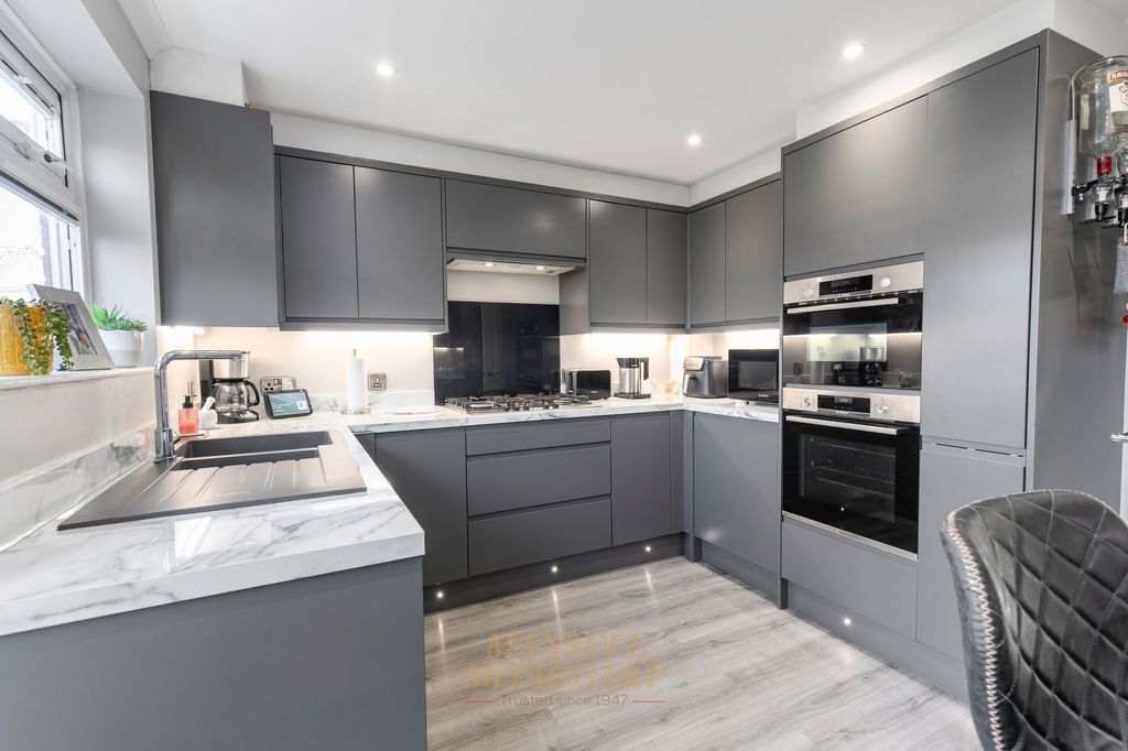 Property photo 2 of 21