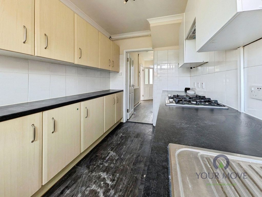 Property photo 3 of 10 Kitchen