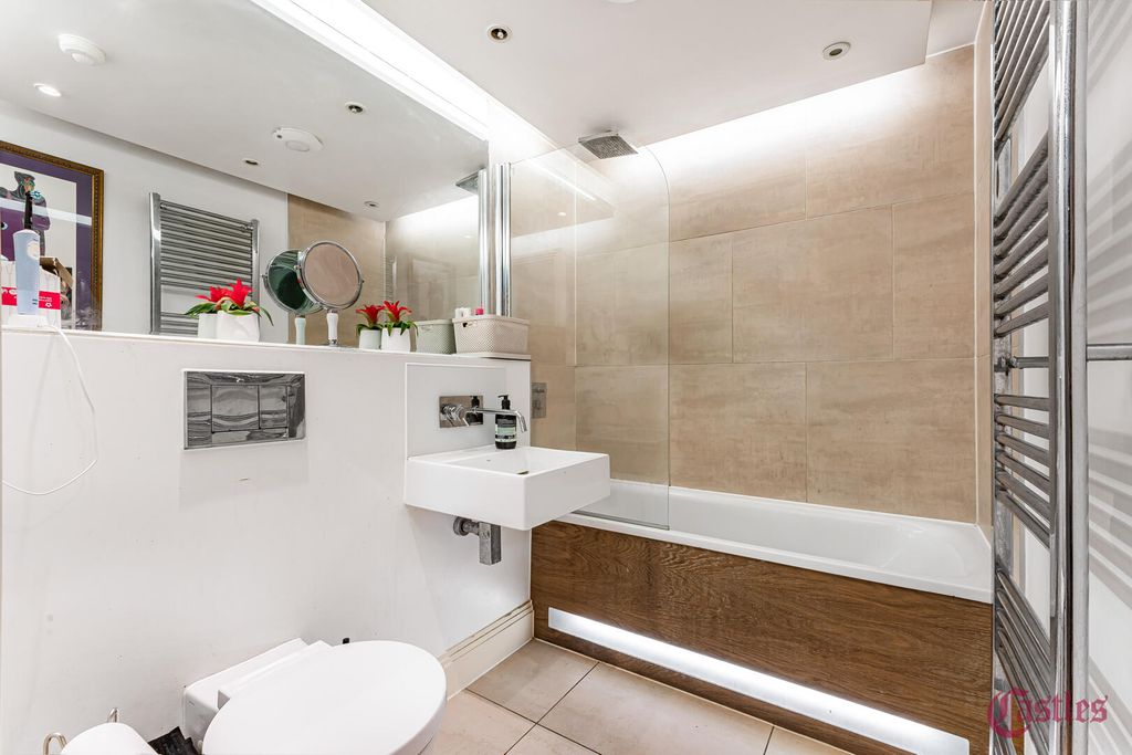 Property photo 3 of 21 Bathroom