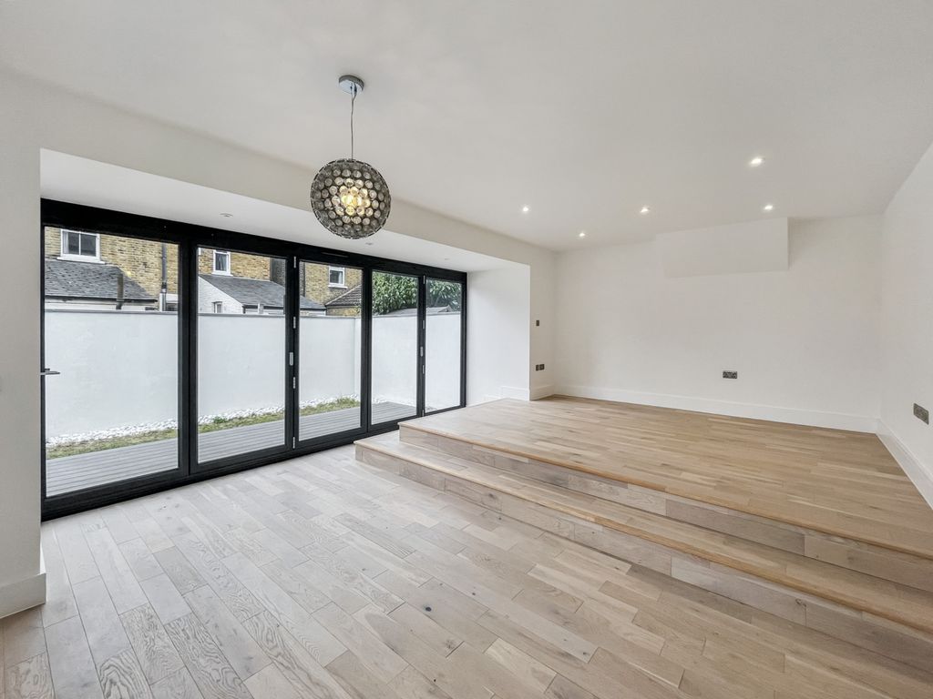 Property photo 2 of 28