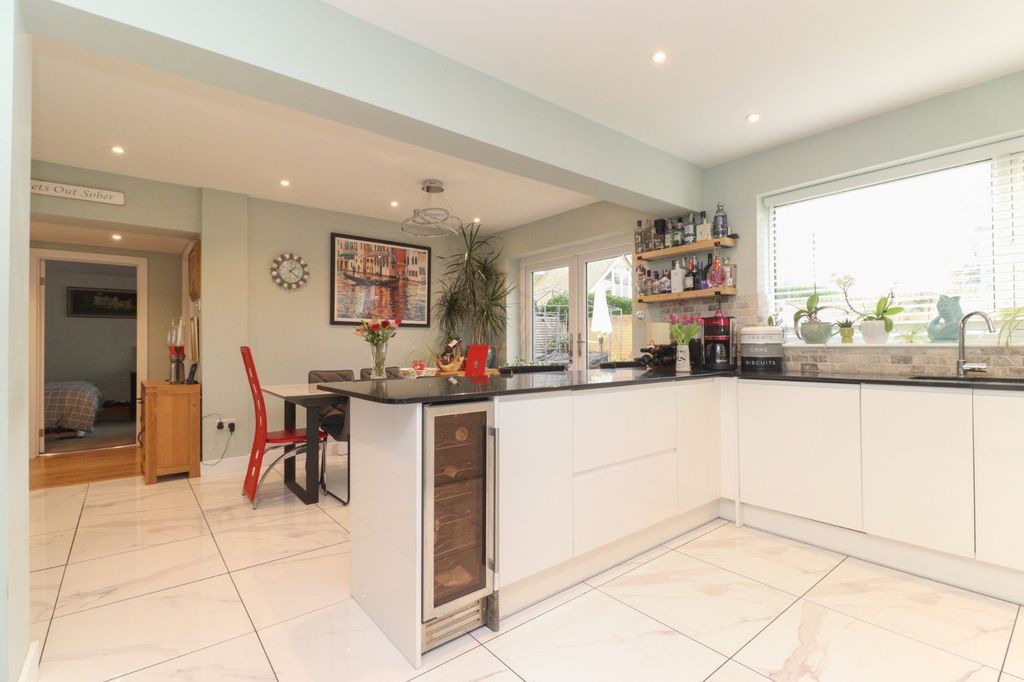 Property photo 3 of 16 Picture 3