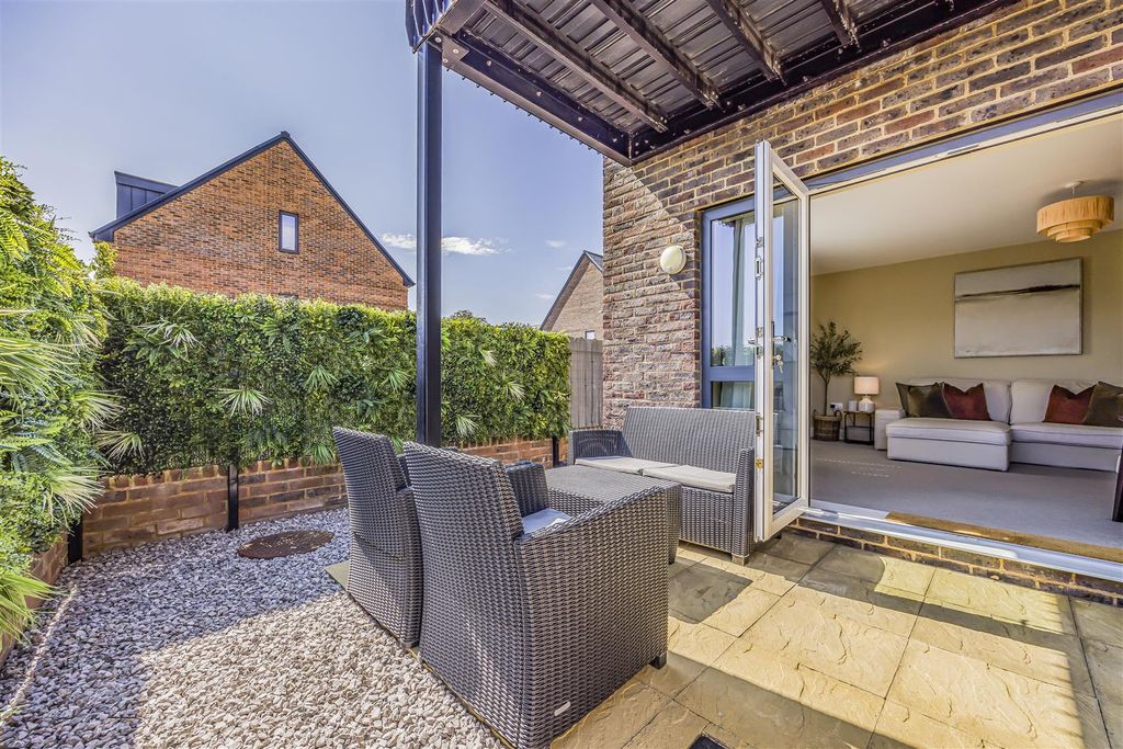 Property photo 1 of 22 Titchfield Close, Havant-Porticomarketing-Nexa-32.