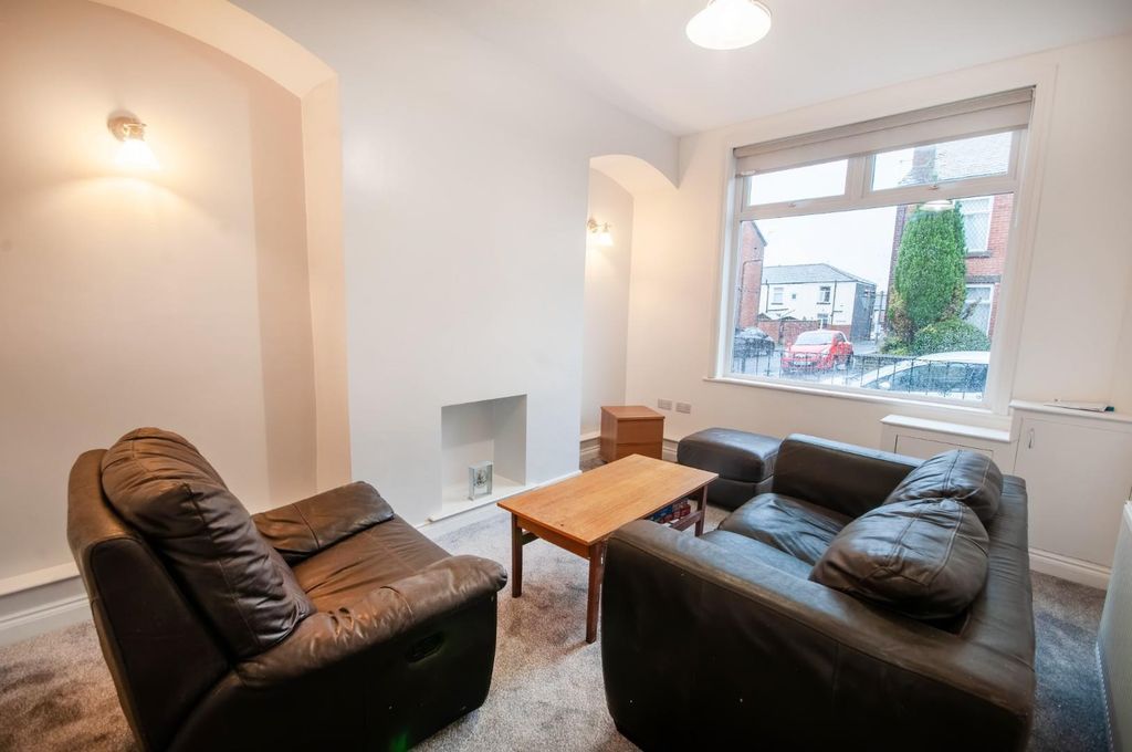 Property photo 2 of 11 Lounge