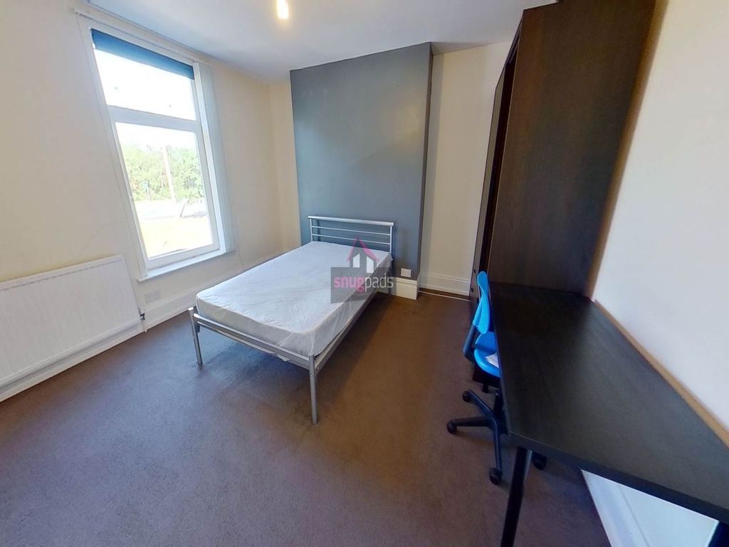 Property photo 3 of 14 Bright, Tidy Double Bedroom With A Metal Double Be...