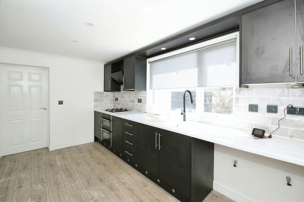 Property photo 3 of 10 Kitchen