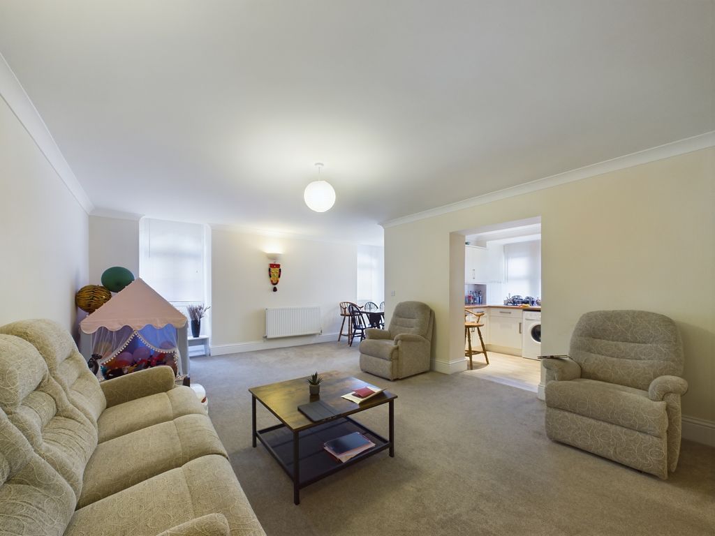 Property photo 3 of 9 Lounge 2